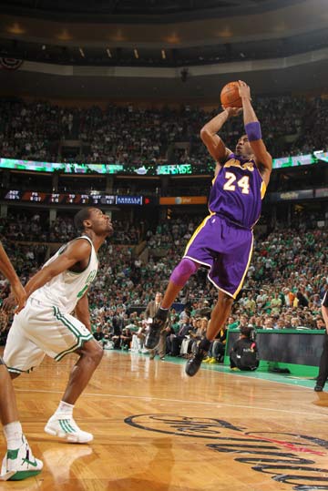 他的脚步细 他的脚步细